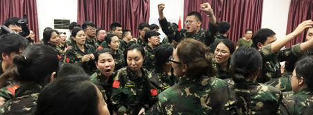 人生路，堅(jiān)持方能成功，困難途中，攜手便是天堂！