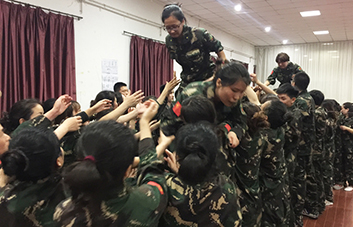 命運(yùn)全在拼擊，奮斗就是希望！火爆人，好樣的！