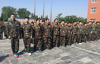 軍訓(xùn)現(xiàn)場，教官逐個檢查軍姿標(biāo)準(zhǔn)！