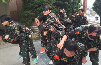 頑強(qiáng)拼搏，超越自我！