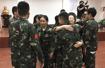 人生不易，要學(xué)會贊美他人！